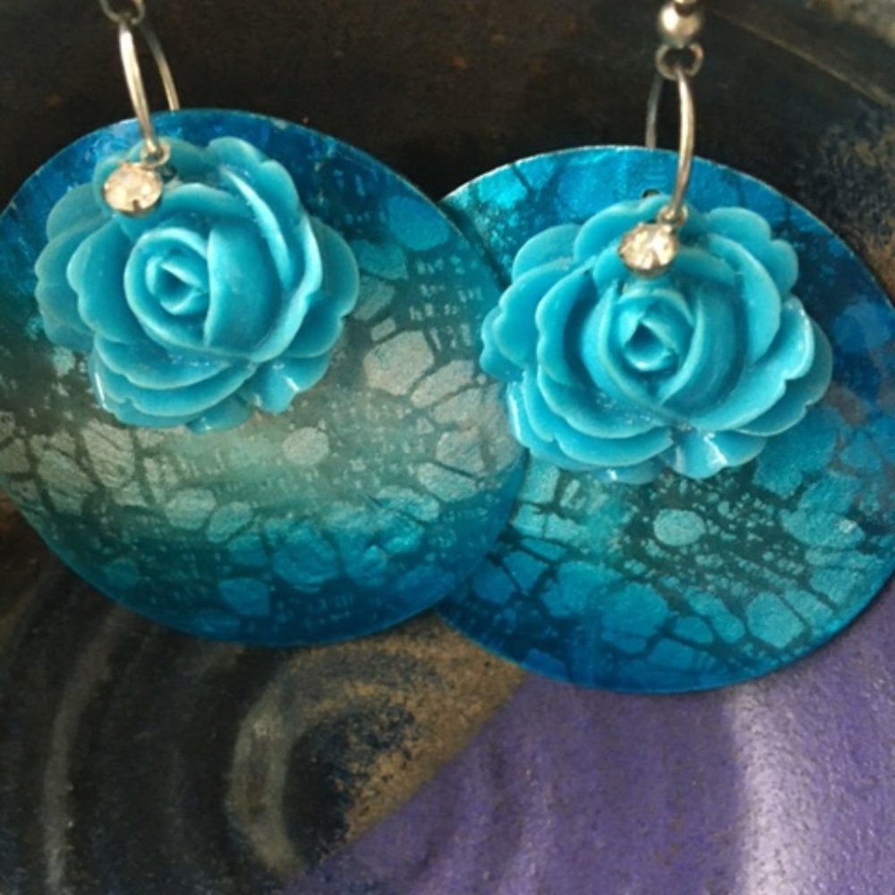 Stunning, NWOT, Decoupage shell & flower Earring.